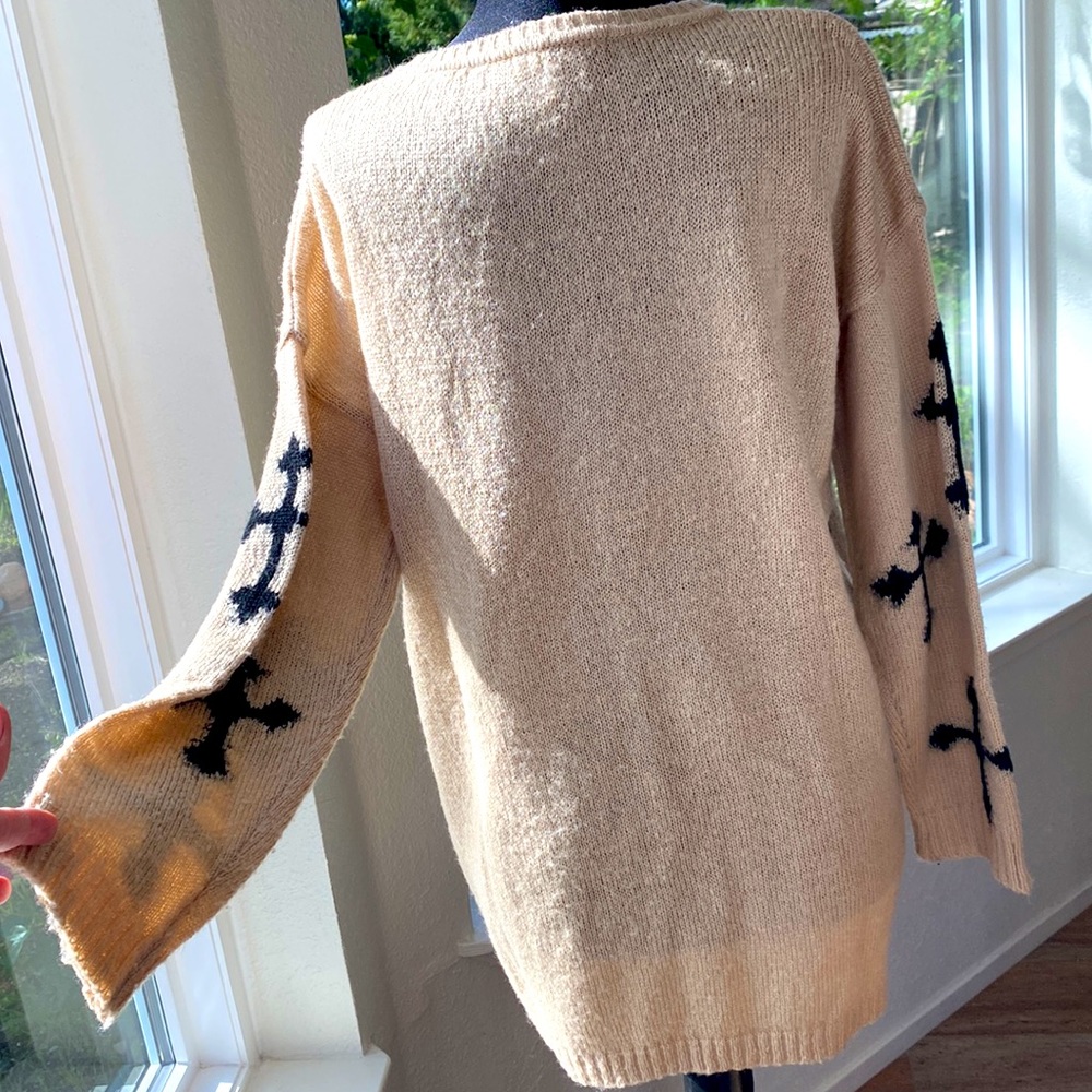 Distressed oversized sweater - Picture 2 of 12